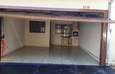 Imagem: A casa possui 5 Dormitórios, 3 Banheiros, 3 Vagas na garagem