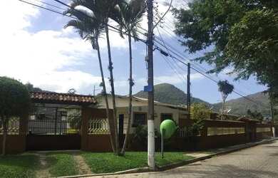 Imagem: A casa possui 2 Dormitórios, 1 Banheiro, 2 Vagas na garagem