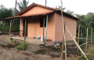 Imagem: A casa possui 1 Dormitório, 1 Banheiro, 1 Vaga na garagem