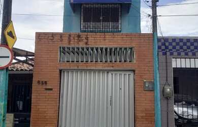 Imagem: A casa possui 3 Dormitórios, 1 Banheiro, 2 Vagas na garagem