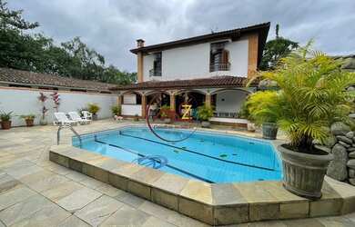 Imagem: A casa possui 5 Dormitórios, 5 Banheiros, 5 Vagas na garagem