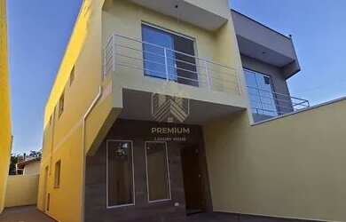 Imagem: A casa possui 3 Dormitórios, 2 Banheiros, 2 Vagas na garagem