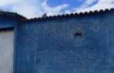 Imagem: A casa possui 3 Dormitórios, 1 Banheiro, 2 Vagas na garagem