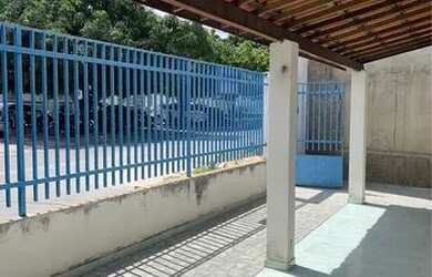 Imagem: A casa possui 3 Dormitórios, 1 Banheiro, 2 Vagas na garagem