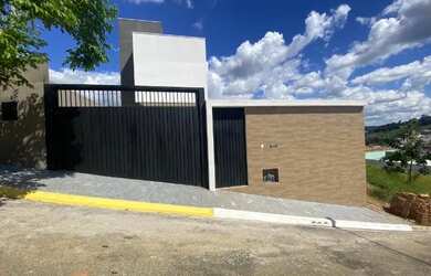 Imagem: A casa possui 3 Dormitórios, 3 Banheiros, 2 Vagas na garagem