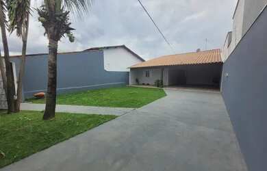 Imagem: A casa possui 2 Dormitórios, 1 Banheiro, 4 Vagas na garagem