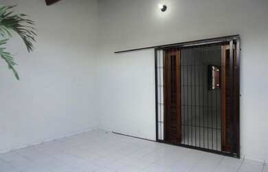 Imagem: A casa possui 3 Dormitórios, 1 Vaga na garagem, 200m² de Área