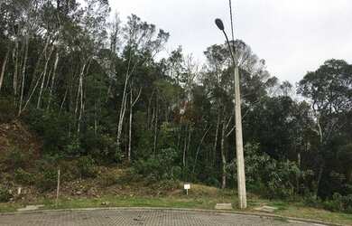 Imagem: O terreno possui 731m² de Área e está localizado em Gramado