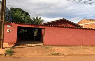 Imagem: A casa possui 3 Dormitórios, 1 Banheiro, 3 Vagas na garagem