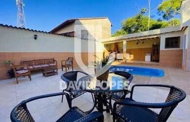 Imagem: A casa possui 3 Dormitórios, 4 Banheiros, 3 Vagas na garagem