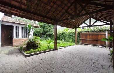 Imagem: A casa possui 4 Dormitórios, 4 Banheiros, 2 Vagas na garagem