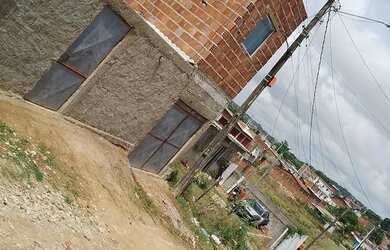 Imagem: A casa possui 1 Dormitório, 1 Banheiro, 1 Vaga na garagem