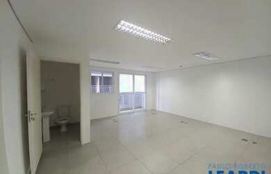 Imagem: O depósito possui 2 Vagas na garagem e 70m² de Área e está