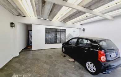 Imagem: A casa possui 3 Dormitórios, 2 Banheiros, 2 Vagas na garagem