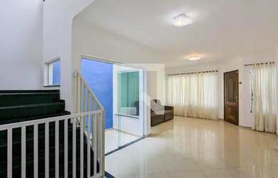 Imagem: A casa possui 3 Dormitórios, 4 Banheiros, 4 Vagas na garagem