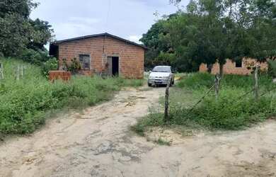 Imagem: A casa possui 3 Dormitórios, 2 Banheiros e está localizado