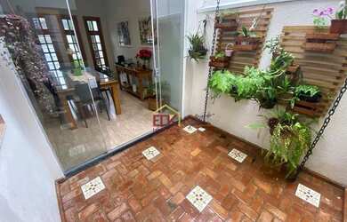 Imagem: A casa possui 3 Dormitórios, 2 Banheiros, 2 Vagas na garagem