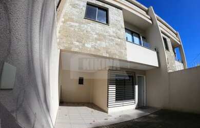 Imagem: A casa possui 3 Dormitórios, 1 Banheiro, 2 Vagas na garagem