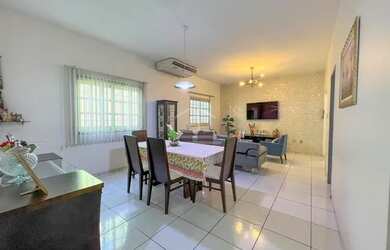 Imagem: A casa possui 4 Dormitórios, 3 Banheiros, 3 Vagas na garagem