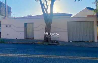 Imagem: A casa possui 2 Dormitórios, 3 Banheiros, 5 Vagas na garagem