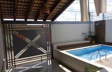 Imagem: A casa possui 3 Dormitórios, 2 Banheiros, 1 Vaga na garagem