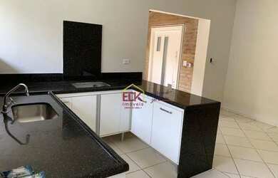 Imagem: A casa possui 3 Dormitórios, 3 Banheiros, 4 Vagas na garagem