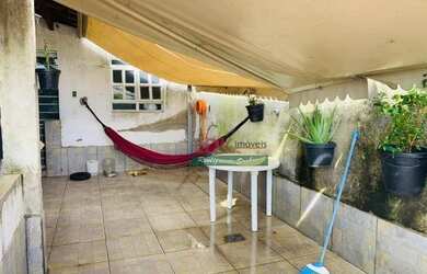 Imagem: A casa possui 3 Dormitórios, 2 Banheiros, 2 Vagas na garagem