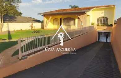 Imagem: A casa possui 5 Dormitórios, 3 Banheiros, 5 Vagas na garagem