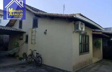 Imagem: A casa possui 2 Dormitórios, 2 Banheiros, 2 Vagas na garagem