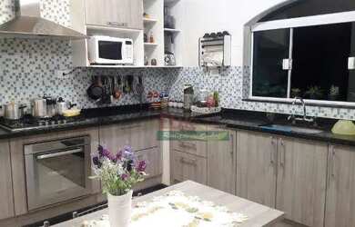 Imagem: A casa possui 4 Dormitórios, 3 Banheiros, 2 Vagas na garagem