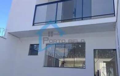 Imagem: A casa possui 3 Dormitórios, 2 Banheiros, 2 Vagas na garagem