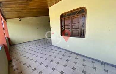 Imagem: A casa possui 3 Dormitórios, 2 Banheiros, 1 Vaga na garagem