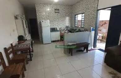 Imagem: A casa possui 4 Dormitórios, 2 Banheiros, 4 Vagas na garagem