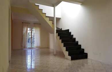 Imagem 5: Maravilhosa casa isolada no Condomínio Parque Paulistano, amplo terreno com jardim na fren