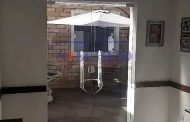 Imagem: O depósito possui 3 Vagas na garagem, 211m² de Área e está