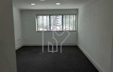 Imagem: O depósito possui 4 Vagas na garagem, 122m² de Área e está