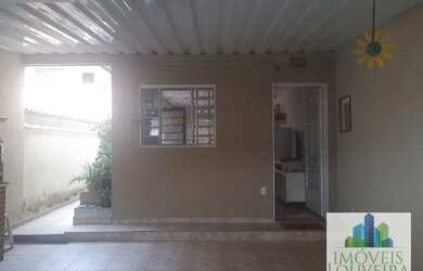 Imagem: A casa possui 3 Dormitórios, 1 Banheiro, 2 Vagas na garagem