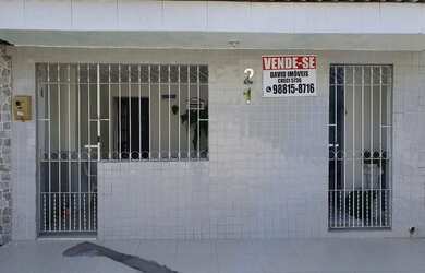 Imagem: A casa possui 2 Dormitórios, 2 Banheiros, 2 Vagas na garagem