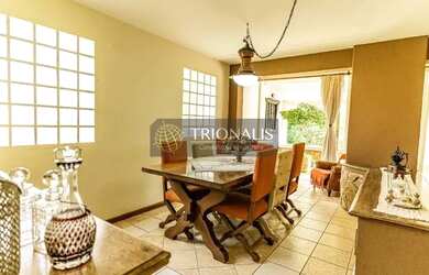 Imagem: A casa possui 4 Dormitórios, 4 Banheiros, 3 Vagas na garagem