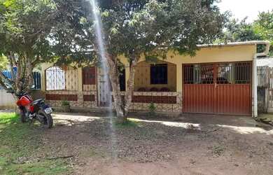 Imagem: A casa possui 2 Dormitórios, 1 Banheiro e 1 Vaga na garagem