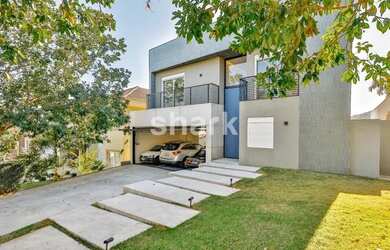 Imagem: A casa em condomínio possui 5 Dormitórios, 5 Banheiros, 5