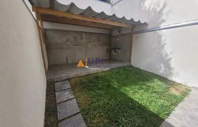 Imagem: A casa possui 3 Dormitórios, 4 Banheiros, 2 Vagas na garagem