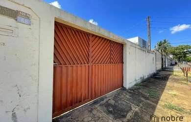 Imagem: A casa possui 2 Dormitórios, 2 Banheiros, 2 Vagas na garagem