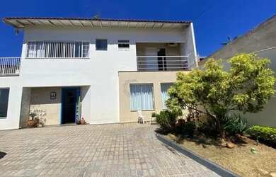 Imagem: A casa possui 4 Dormitórios, 3 Banheiros, 5 Vagas na garagem