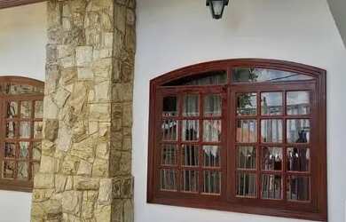 Imagem: A casa possui 3 Dormitórios, 3 Banheiros, 2 Vagas na garagem