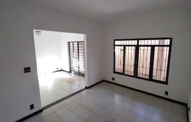 Imagem: A casa possui 3 Dormitórios, 4 Banheiros, 5 Vagas na garagem