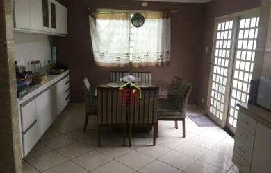 Imagem: A casa possui 4 Dormitórios, 5 Banheiros, 4 Vagas na garagem