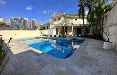 Imagem: A casa em condomínio possui 4 Dormitórios, 5 Banheiros, 4