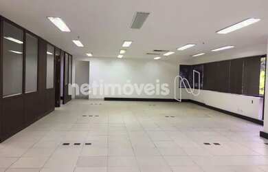 Imagem: O depósito possui 3 Vagas na garagem, 170m² de Área e está