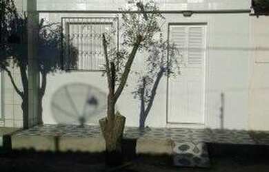 Imagem: A casa possui 3 Dormitórios, 1 Banheiro e está localizado